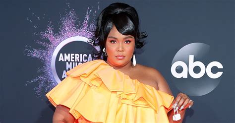 Lizzo Arrives At The 2019 Amas Carrying A Teeny Tiny Valentino Micro Bag