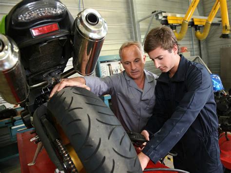 Cómo darle mantenimiento a tu moto Memo Lira