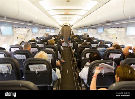 La Cabina De Un Airbus De Pasillo Suizo Avión De Pasajeros Airbus A319