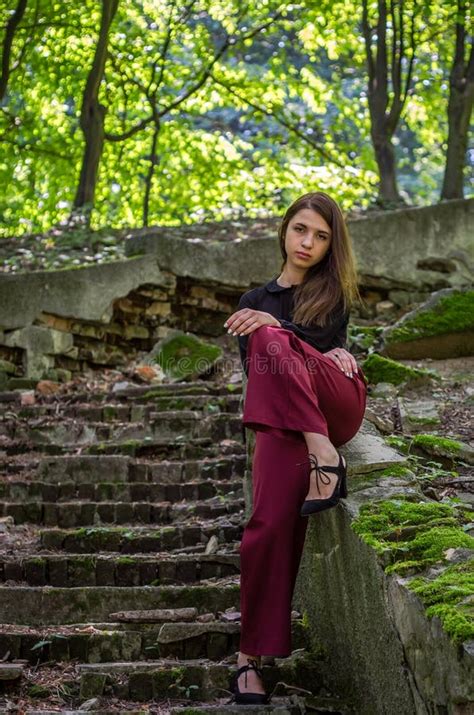 La Muchacha Encantadora Joven Del Adolescente Con El Pelo Oscuro Largo