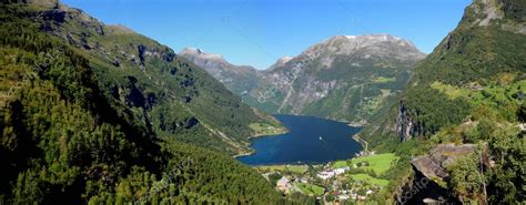 Vista panorámica desde Flydalsjuvet Lookout hasta Geiranger Village y