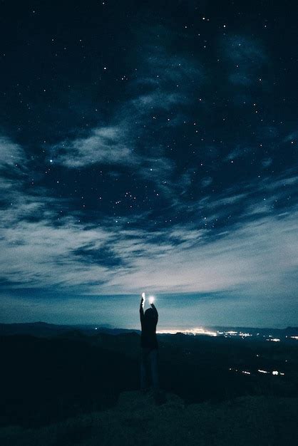 Vista Trasera De La Silueta De Una Persona De Pie Contra El Cielo Por