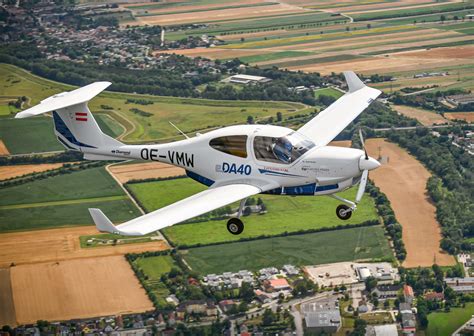 Diamond eDA40 electric trainer makes maiden flight - Skies Mag