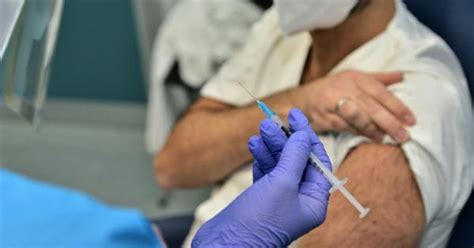 Un anno di vaccini in Emilia più che dimezzati i ricoveri in terapia