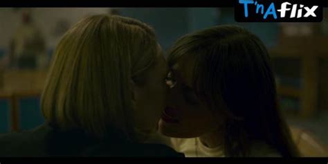 Anna Lore Lesbian Scene In Gotham Knights Tnaflix