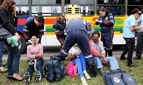 Ônibus bate na traseira de caminhão parado e fere 11 na Via Dutra na