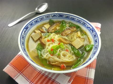 Tischline Asiatische Nudelsuppe