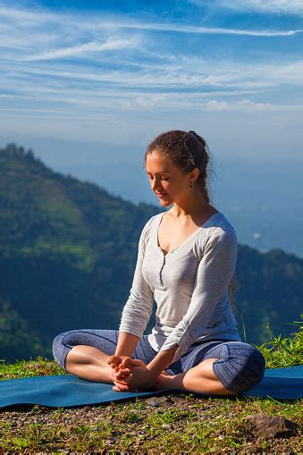 스포티 건강한 여자 실천사항이요 요가 아사 Baddha Konasana 야외 요가에 대한 스톡 사진 및 기타 이미지 요가