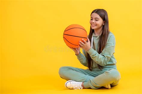 Jugador De Baloncesto Adolescente Actividad Infantil Apasionado Por