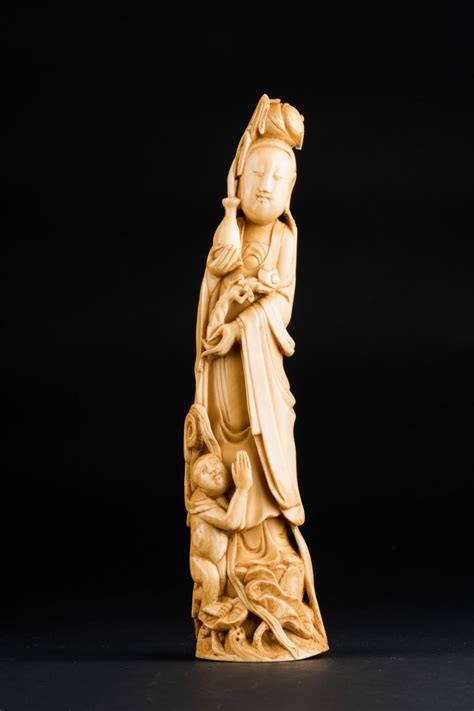 Intaglio In Avorio Raffigurante Guanyin Cina Dinastia Qing Xix Secolo