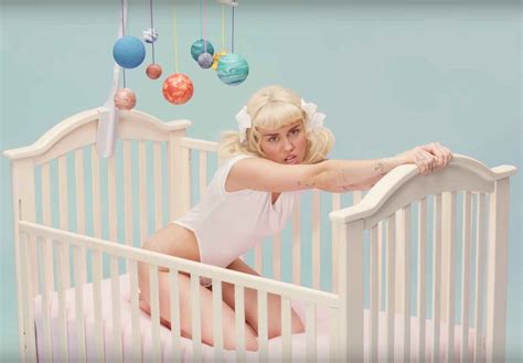 Bb Talk Le Nouveau Clip Très Embarassant De Miley Cyrus