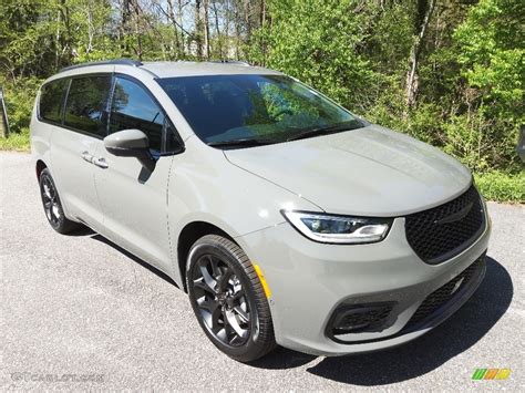 Ceramic Gray 2023 Chrysler Pacifica Touring L AWD Exterior Photo