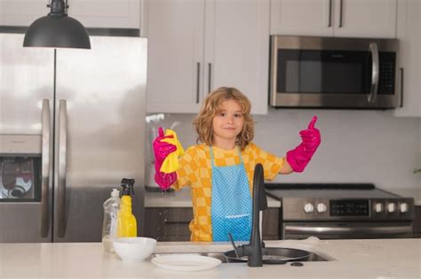 Criança limpando louça pia de cozinha esponja lavando prato criança