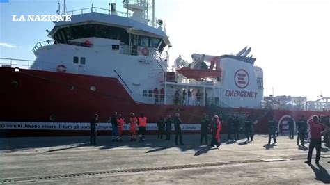 Marina Di Carrara L Arrivo Dei Migranti Video Dailymotion