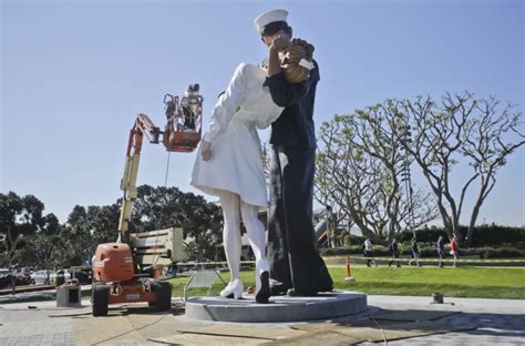 Love It Or Hate It Kissing Statue Returns To San Diego Ignites Debate