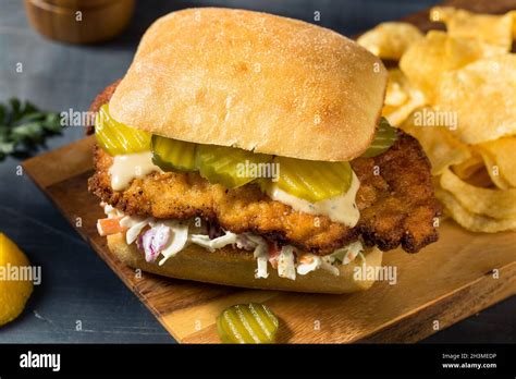 S Ndwich De Pollo Schnitzel Alem N Casero Con Patatas Fritas Fotograf A