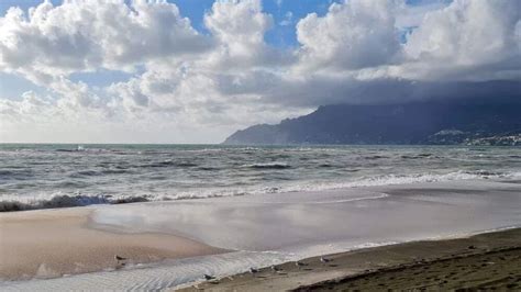 Lavori Per Il Ripascimento A Salerno La Spiaggia Resiste Alla