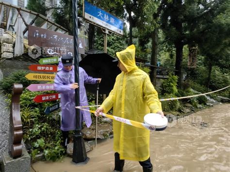 江西庐山：疾风骤雨里筑牢“藏蓝堤坝”