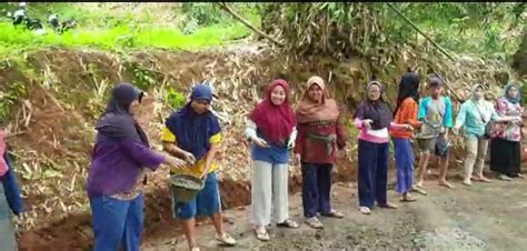 Jalan Tak Kunjung Diperbaiki Warga Iuran Bangun Jalan Kabupaten