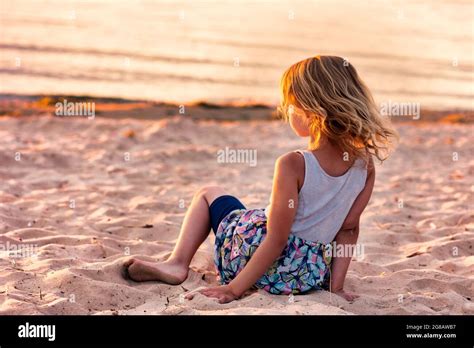 Chica en bikini sentada en el agua en la playa fotografías e imágenes de alta resolución Alamy