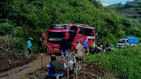 Tebing Meter Di Garut Longsor Tutup Jalan Mudik Singajaya