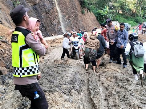 Jalan Uning Pamar Takengon Tertimbun Longsor Polisi Bantu Evakuasi Warga