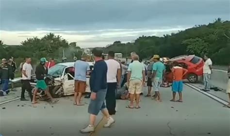 Cinco pessoas ficam feridas após carros baterem de frente na BR 304 em