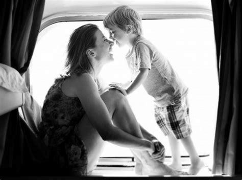 Самая родная: 22 удивительные фотографии мам и их детей