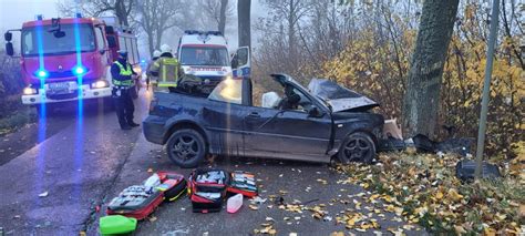 Volkswagen roztrzaskał się na drzewie Jedna osoba jest ranna ZDJĘCIA