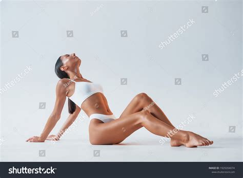 imágenes de Modelo en bikini fondo blanco Imágenes fotos y vectores de stock