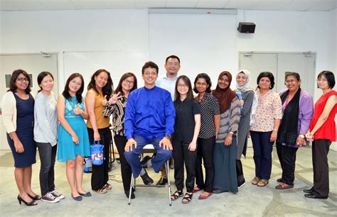 Anas Zubedy Seated Middle With Some Of The Participants