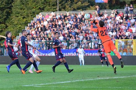 Danneggia I Seggiolini Dello Stadio Di Gozzano Daspo Per Un Tifoso Ligure