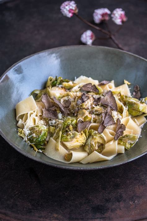 Pappardelle mit Rosenkohl Trüffel und Pecorino Dinner um Acht