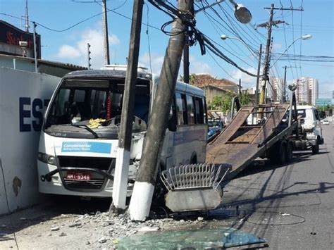 G1 Micro ônibus Bate Em Poste E Deixa Bairros Sem Energia Em Maceió