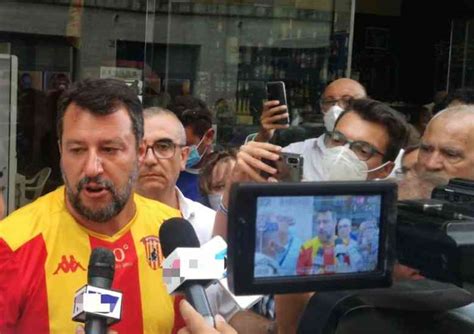 Senza Mascherina A Benevento Salvini Paga La Multa