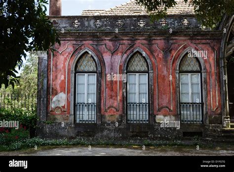 Precioso Edificio Antiguo Con Fachada De Estuco Rojo Y Ventanas En Arco