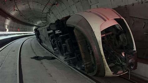 Adif Sigue Estudiando C Mo Retirar El Tren Descarrilado En El T Nel De