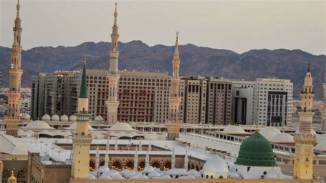 Masjid Nabi Muhammad Nabawi Di Madinah Tempat Suci Yang Dibangun