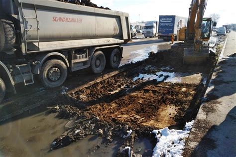 FOTO Au început lucrările pentru lărgirea străzii din zona