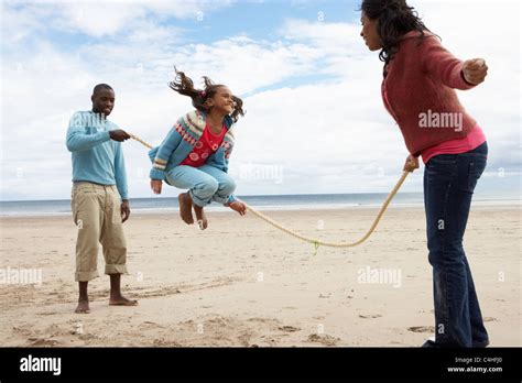 Familie Am Strand Spielen Stockfotografie Alamy