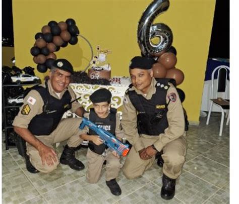 Fã da Polícia Militar menino ganha festa temática presença de