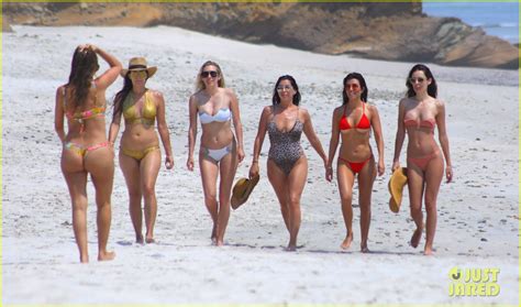 Kim And Kourtney Kardashian Wear Tiny Bikinis On The Beach In Mexico Photo 3890119 Bikini Kim