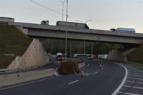 A Gazeta Acidente Em Viana Bobina De A O Se Desprende De Carreta E