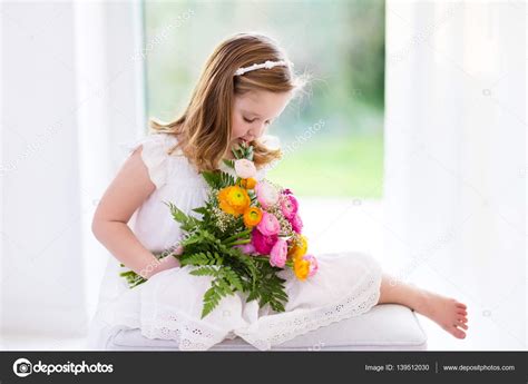 Little Girl With Flower Bouquet — Stock Photo © Famveldman 139512030