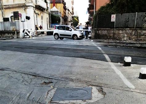 Aspettando I Lavori Ancora Auto Fra Le Sbarre Del Passaggio A Livello