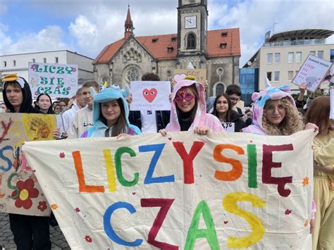 Kilkuset Uczni W W Pi Amach I Szlafrokach To Akcja Solidarno Ci Z