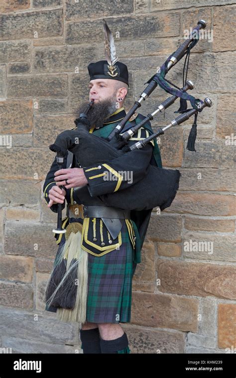 Piper Edinburgh Castle Fotos Und Bildmaterial In Hoher Auflösung Alamy