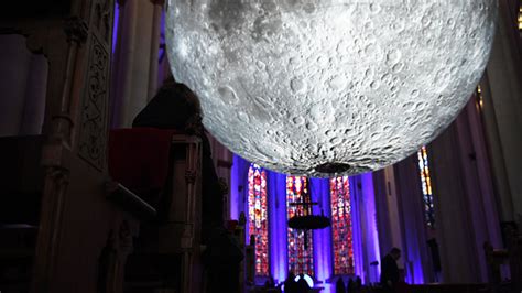 Kirche und Leben de City Advent in Münster holt riesigen Mond in