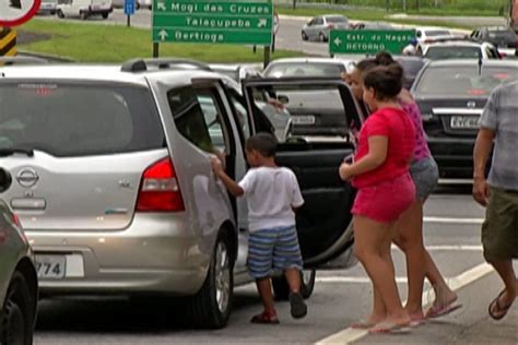 Rodovia Mogi Bertioga tem tráfego intenso nos dois sentidos Mogi das