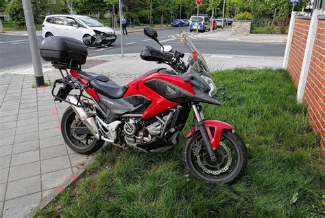 Kreuzungskollision Von Motorrad Und Pkw Frau Schwer Verletzt